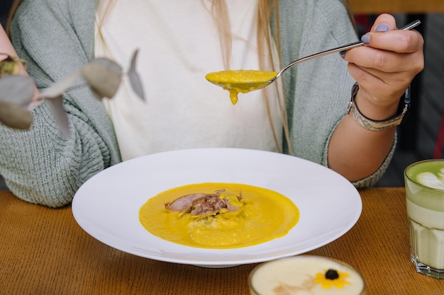 Roze zalm vissoep met room in een witte kom