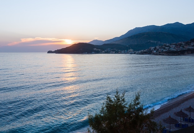 Roze zonsondergang en zomer kustzicht (Himare, Albanië, Potami Beach)