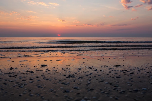 Roze zonsopgang aan het kustlandschap Adriatische zee strand in de vroege zomerochtend