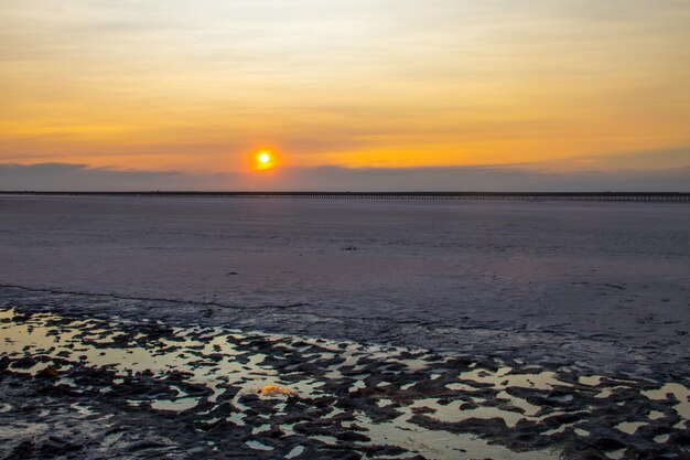 Roze zout Siwash-meer bij zonsondergang