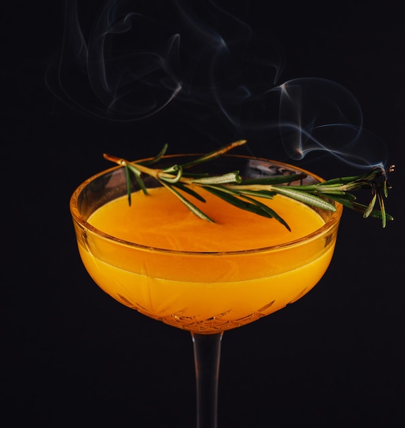 Rozemarijn cocktail gouden rum rozemarijn vruchtensap en siroop