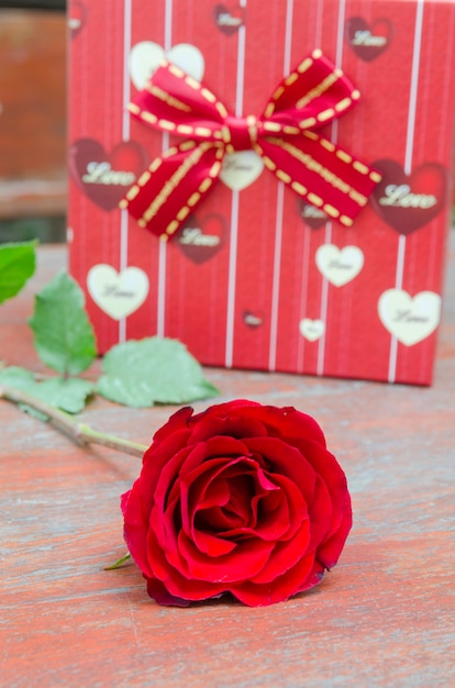 Rozen en geschenken ter gelegenheid van Valentijnsdag.
