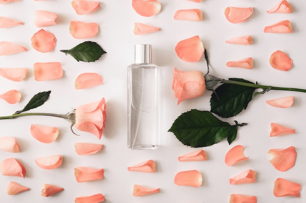 Foto rozen en rozenblaadjes samenstelling met fles parfum