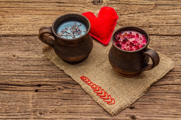 Rozenblaadjes en lavendel lattes met vilt hart