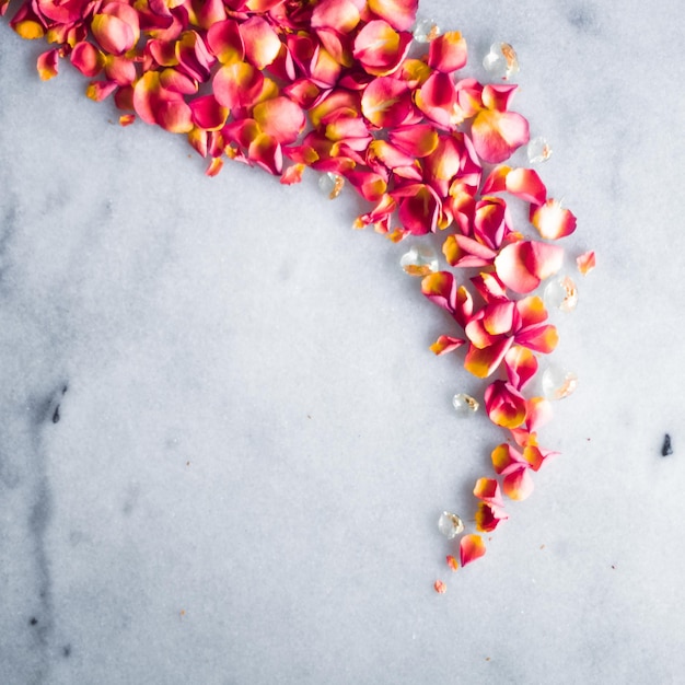 Rozenblaadjes op marmeren flatlay huwelijksvakantie en bloemen achtergrond gestileerd concept