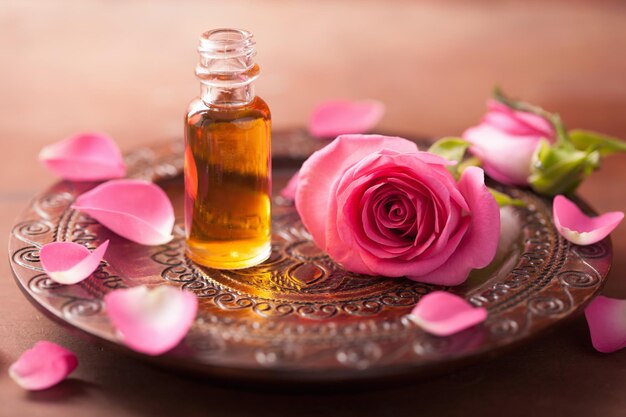 Rozenbloem en etherische olie spa en aromatherapie