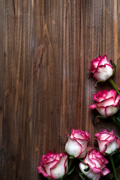 Rozenkader op houten bruine achtergrond