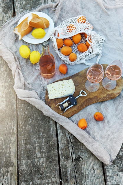 Rozenwijn fruit en snacks op de houten pier tijdens een pittoreske picknick op de houten steiger