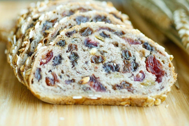 Rozijnen volkoren gebakken brood op tafel