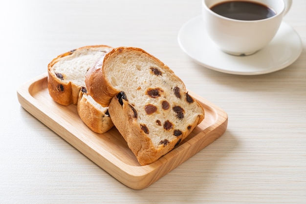 rozijnenbrood met koffiekopje als ontbijt