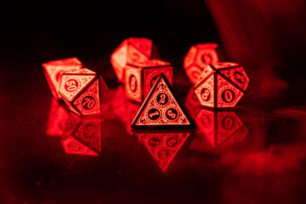 RPG-dobbelstenen verlicht met gekleurd licht licht schilderen stijl foto selectieve focus