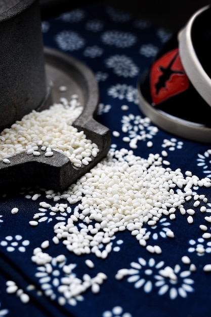 Foto rplate met biologische rijst op tafel