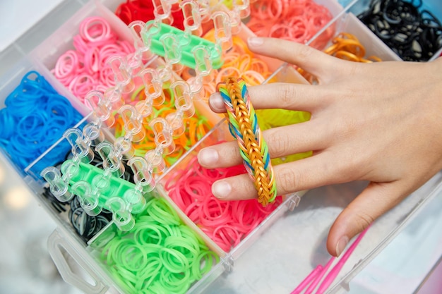 Rubber Band Weaving Knitting rubber bands with loom knit