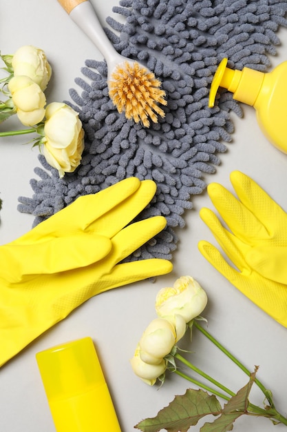 Rubberen handschoenen met bloemen, doek en wasmiddelen