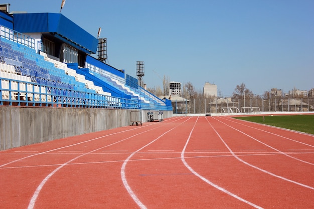 Rubberen racebaan bij oud klein stadion