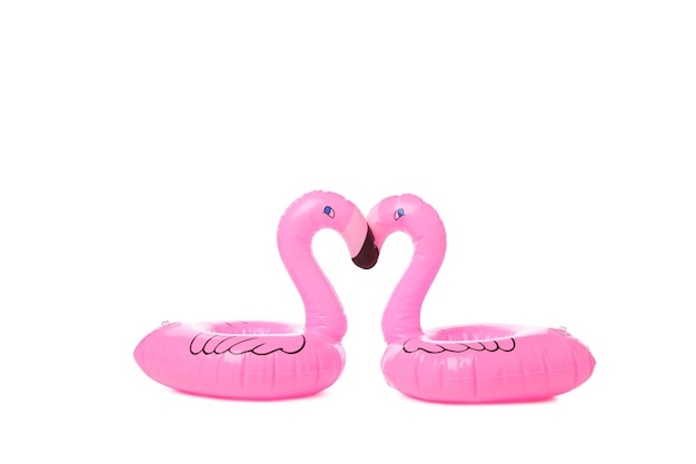 Rubberringsflamingo's die op witte achtergrond worden geïsoleerd