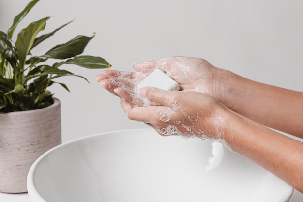 Foto strofinando il sapone nelle mani per una buona pulizia