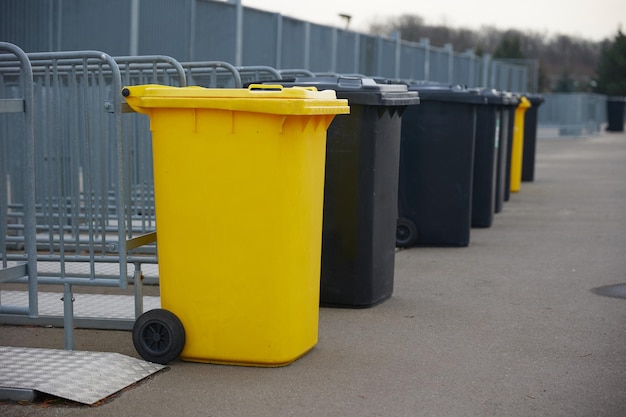 Foto cestino della spazzatura bidone della spazzatura giallo e nero per imballare la spazzatura