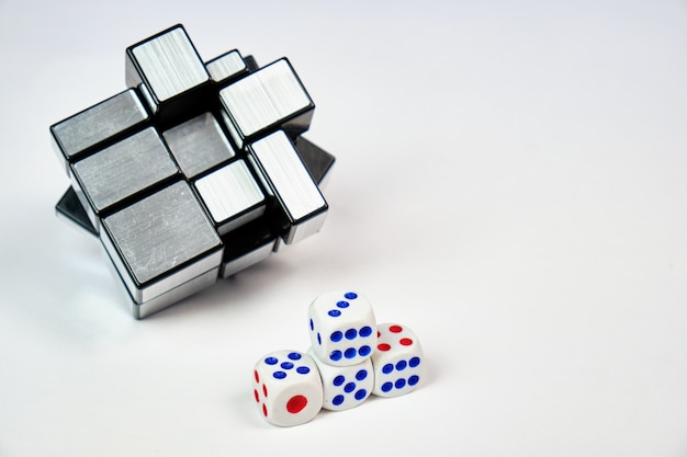 Foto i blocchi a specchio di rubik. inventato da hidetoshi takeji, questo puzzle è anche noto come cubo di rilievo.