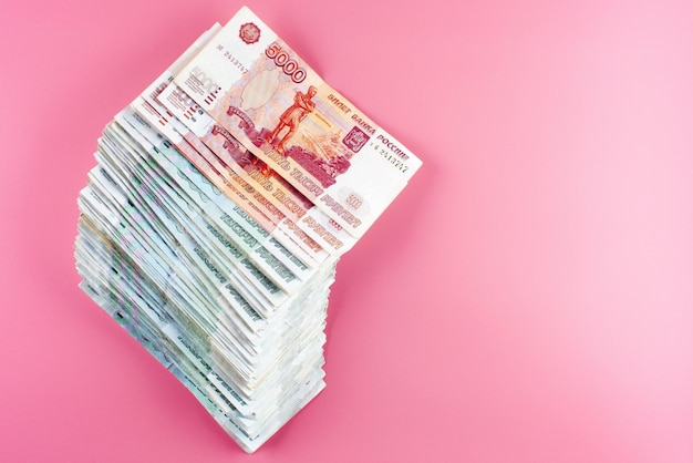 Рубли. Российские бумажные деньги на розовом фоне