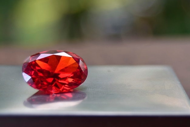 Ruby è una gemma rossa bella per natura per realizzare gioielli costosi