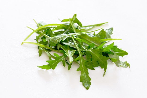 Rucola bladeren geïsoleerd op wit