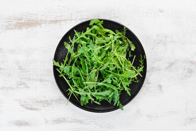 Rucola in een bord Bovenaanzicht Vrije ruimte voor je tekst