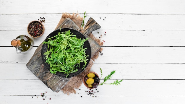 Rucola in een bord Bovenaanzicht Vrije ruimte voor je tekst