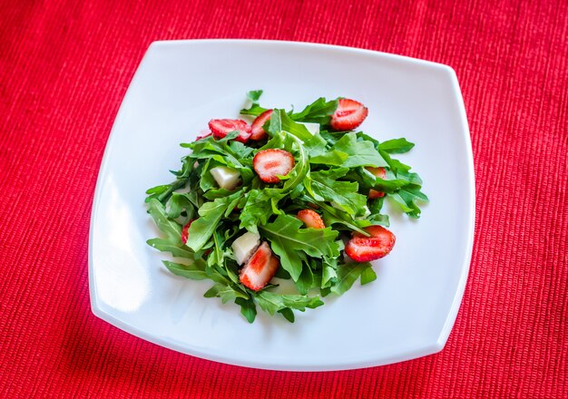 Rucola met verse aardbeien en mozzarella