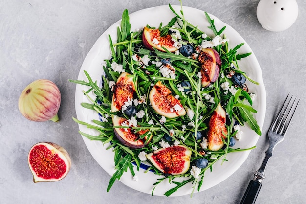 Rucola salade met verse vijgen bosbessen en geitenkaas balsamico saus dressing