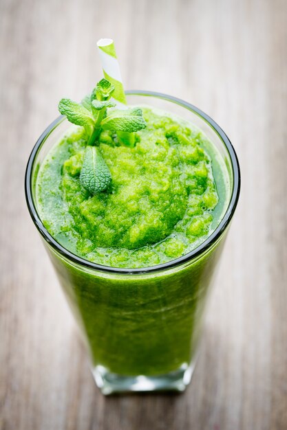 Frullato di rucola, sul tavolo grigio.