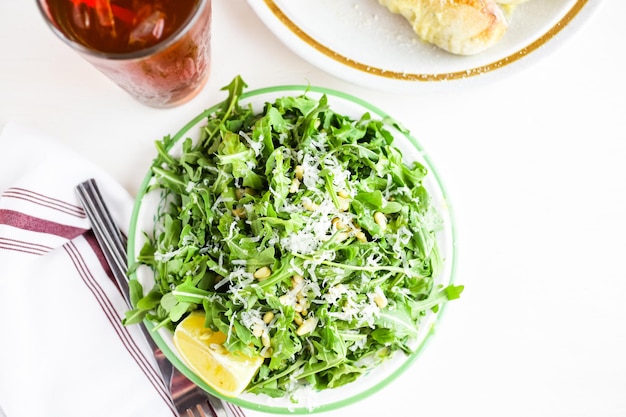 Rucolasalade met pijnboompitten op de plaat in Italiaans restaurant.