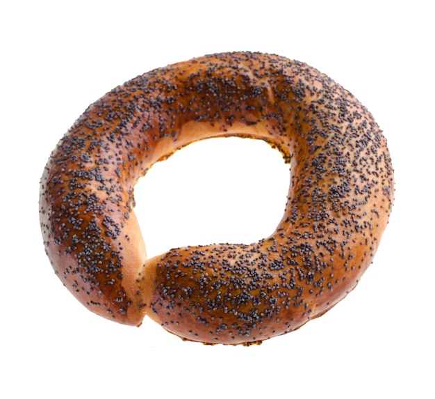Ruddy bagel met bovenkant besprenkeld met papaverzaden op een witte achtergrond in isolatie