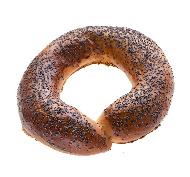 Ruddy bagel met bovenkant besprenkeld met papaverzaden op een witte achtergrond in isolatie