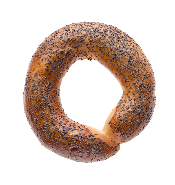 Ruddy bagel met bovenkant besprenkeld met papaverzaden op een witte achtergrond in isolatie