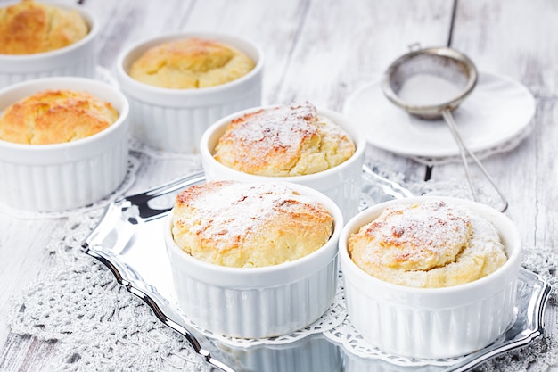 Photo ruddy cheese cupcakes with icing sugar closeup