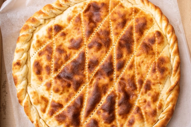 상자에 들어있는 Ruddy Ossetian 닫힌 파이