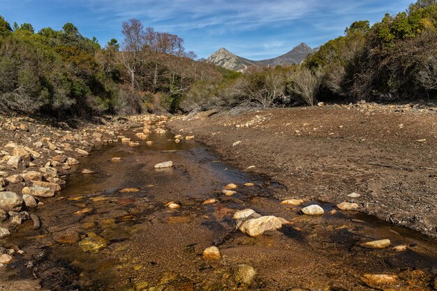 Ruecas rivier. Landschap in het natuurpark van Las Villuercas. Canamero. Extremadura. Spanje.