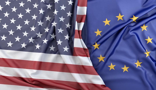 Bandiere arruffate degli stati uniti e dell'unione europea rendering 3d