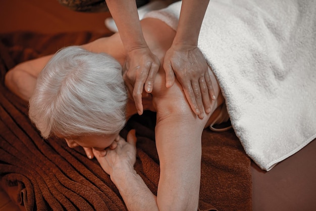 Rug massage. Een senior vrouw met rugmassage in een schoonheidssalon