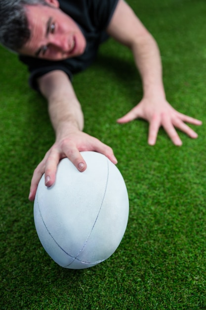 Foto un giocatore di rugby che segna una meta