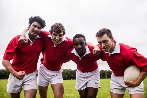 Foto giocatori di rugby che uniscono le mani