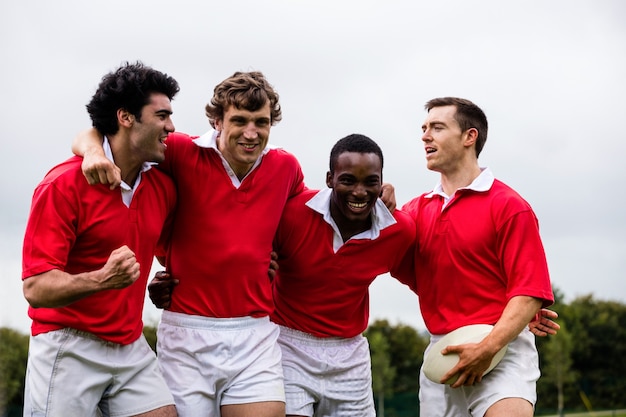 Giocatori di rugby che uniscono le mani