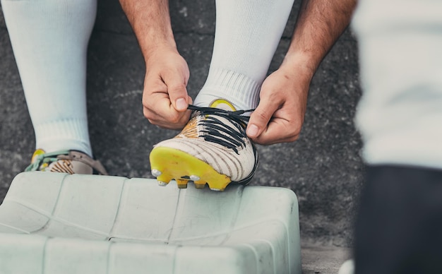 Rugby-stropdasschoenen of sportman klaar om te beginnen met het spelen van een trainingsspel voor cardio-oefening of training Zoomfitness of handen van atleet-speler met schoeisel of laarzen in openluchtstadion in Frankrijk