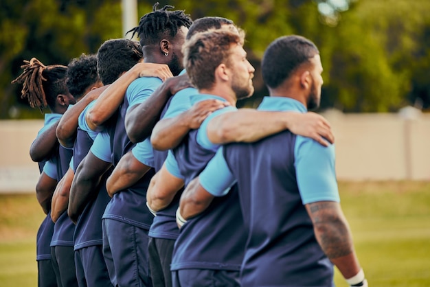 Foto squadra di rugby e sport con un gruppo di uomini all'aperto in piedi insieme su un campo prima di una partita competitiva collaborazione fitness e concentrazione con i compagni di squadra pronti per lo sport in un evento dello stadio