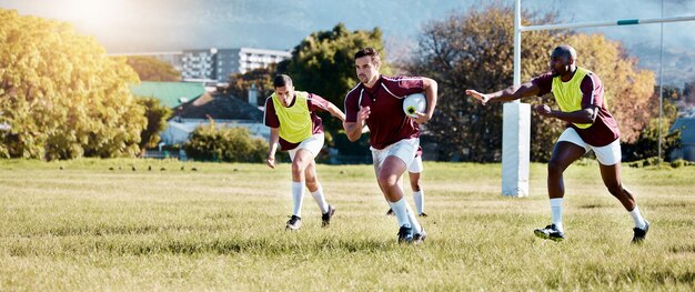 Rugbyatleet op veld en sportspel met herenteam en speler met balfitness en actief buiten Oefening sporttraining en hardlopen teamwork met competitie en actie met energie