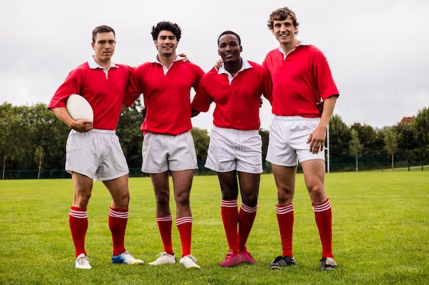 Rugbyspelers die bij camera glimlachen