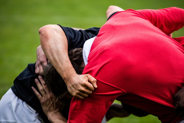 Rugbyspelers die een scrum doen