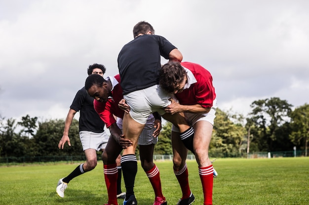 Rugbyspelers tackelen tijdens het spel