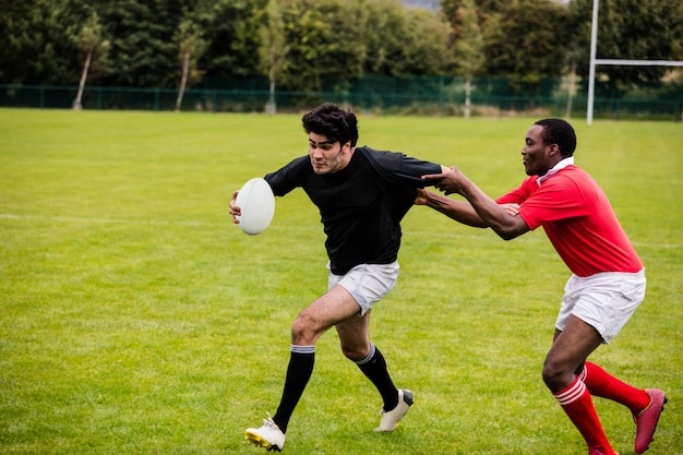 Rugbyspelers tackelen tijdens het spel